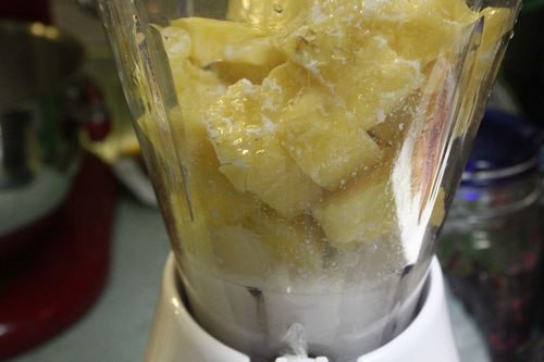 Sinh tố dứa - mật ong: 1 quả dứa chín, 500 ml nước lọc, 10 ml mật ong, 1/2 thìa cà phê muối. Dứa gọt vỏ, cắt mắt, xắt nhỏ và cho vào máy xay sinh tố. Đổ 300ml nước vào xay kĩ. Đợi nước dứa lắng xuống chút, chắt riêng phần nước dứa ra. Ảnh: amthucgiadinh