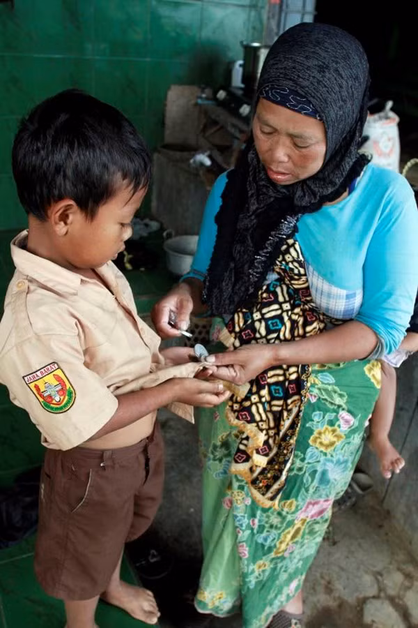 Bị cha mẹ ngăn cấm, Dihan trốn ra cánh đồng gần đó để hút thuốc. Thông thường, không ai cho tiền để mua thuốc thì Dihan xoay xở mua thuốc bằng việc lấy cắp tiền từ người mẹ nghèo khó.