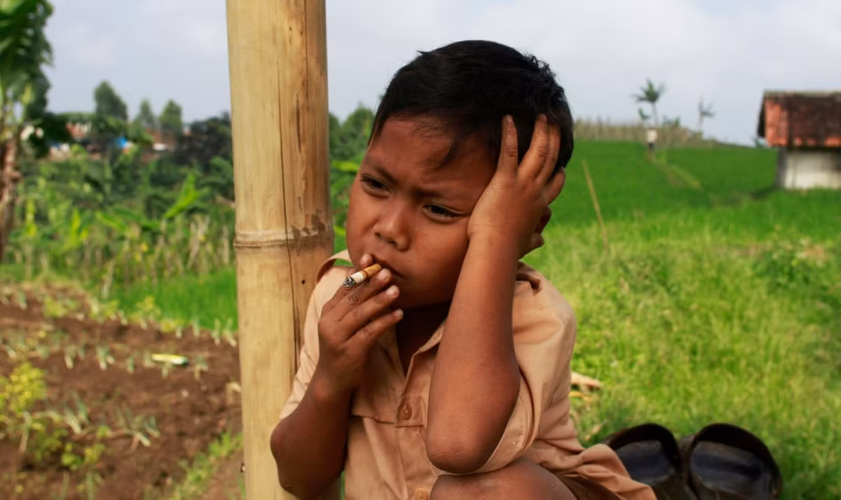 Mẹ của Dihan, Tati (32 tuổi) cảm thấy tuyệt vọng khi đứa con trai nhỏ của mình không ngừng hút thuốc. Nghiện thuốc lá hưởng nặng đến sức khỏe của cậu bé khiến môi cậu thâm sì so với bạn cùng tuổi.