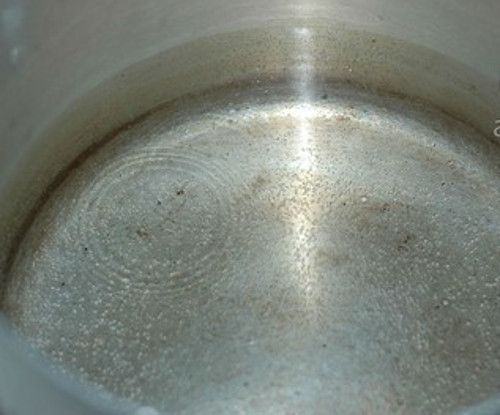 Đun một nồi nước cho đến khi thấy phía dưới đáy nồi bắt đầu sôi lăn tăn từ dưới lên thì tắt bếp. Ảnh: phunulamdep