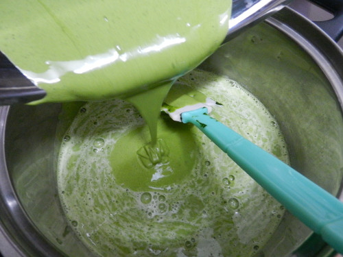 Tiếp theo, đổ nước trà đã hòa tan vào sữa. Cho 2 hộp sữa chua không đường vào khuấy đều cho tan hết. Ảnh: wordpress