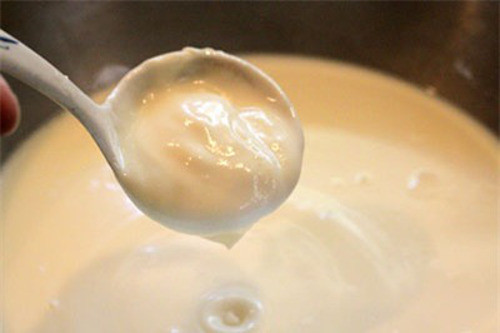 Hòa sữa tươi với sữa đặc, sau đó đem đun ấm đến khoảng 40 độ C. Ảnh: blogspot