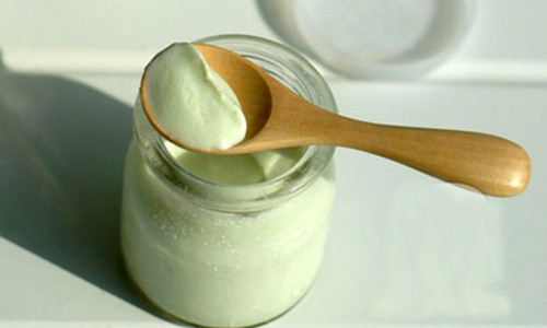 Sữa chua trà xanh là đồ uống có hương vị đặc biệt được rất nhiều người ưa thích. Tự tay làm những cốc sữa chua trà xanh đãi cả nhà trong những ngày hè nắng nóng thật sự là một điều thú vị. Ảnh: zing