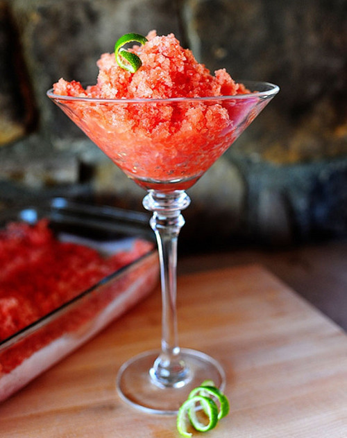 Chanh tuyết dưa hấu. Món ăn là sự kết hợp độc đáo giữa vị thơm của chanh và màu sắc bắt mắt của dưa hấu. Dưa hấu đem cắt miếng nhỏ, bỏ hạt. Chanh rửa sạch, vắt lấy nước cốt. Sau đó cho dưa hấu, sữa, nước cốt chanh và đường vào máy xay sinh tố xay nhuyễn. Ảnh: sotaynauan