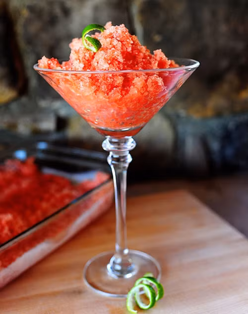 Chanh tuyết dưa hấu. Món ăn là sự kết hợp độc đáo giữa vị thơm của chanh và màu sắc bắt mắt của dưa hấu. Dưa hấu đem cắt miếng nhỏ, bỏ hạt. Chanh rửa sạch, vắt lấy nước cốt. Sau đó cho dưa hấu, sữa, nước cốt chanh và đường vào máy xay sinh tố xay nhuyễn. Ảnh: sotaynauan