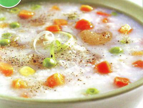 Vị ngọt tự nhiên và nhẹ nhàng từ hoa quả cùng đường phèn tạo cho bát cháo hoa quả trở thành món ăn hấp dẫn, mát bổ ngày hè. Ảnh: amthuc365