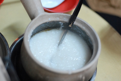 Trước khi nấu cháo nên vo trước rồi để ráo nước. Với mẹo nhỏ này gạo dễ mềm hơn khi nấu cháo. Cho gạo vào nồi cùng với nước và đun. Khi nước sôi, dùng đũa khuấy nhẹ cho gạo không dính đáy nồi. Sau đó, đun lửa nhỏ để cháo sôi liu riu. Ảnh: mecuti