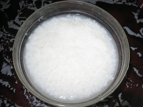 Đổ cháo ra bát để nguội tự nhiên. Không nên cho đá vào cho cháo nóng để nhanh nguội vì cháo sẽ dễ bị vữa.Ảnh: tinmoi