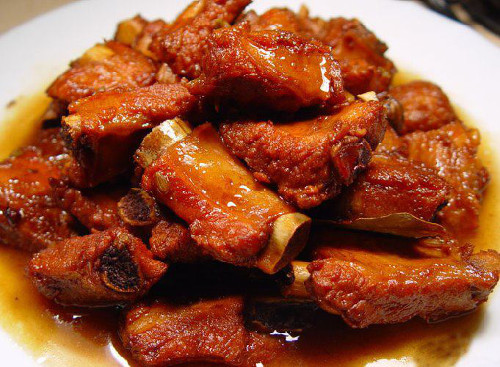 Sườn chua ngọt. Với vị chua chua ngọt ngọt, đây chắc chắn là món ăn ngon miệng trong bữa cơm ngày nắng. Sườn non chặt miếng vừa ăn, rửa sạch và luộc sơ qua. Sườn sau khi đã thật ráo nước, cho vào ướp gia vị khoảng 30 phút. Ảnh: tinmoi