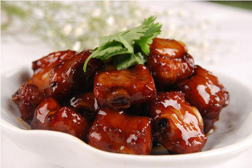 Tiếp theo cho sườn vào đảo sém cạnh. Pha nước sốt cho món ăn gồm nước lạnh, dấm ăn, nước ép táo, đường, dầu ăn. Đảo qua đảo lại cho sườn ngấm đều nước sốt, sau đó trút ra đĩa. Ảnh: agiadinh