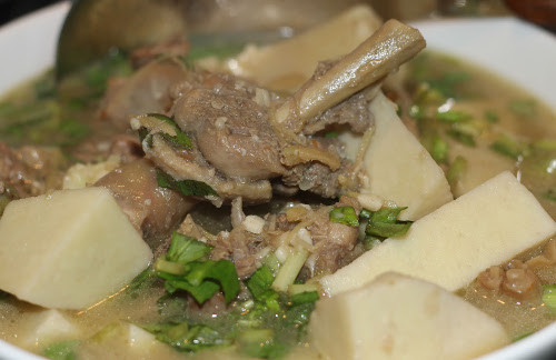 Vịt gần chín thì cho khoai vào, om lửa nhỏ thêm khoảng 15-20 phút đến khi khoai vừa chín nhừ và bở tơi. Múc vịt ra bát và rắc hành lá, mùi tàu lên trên. Món ăn dùng nóng với bún hoặc cơm đều ngon. Ảnh: blogspot