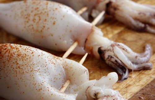 Mực nhồi thịt hấp ngọt mềm, thơm ngon rất dễ ăn vào ngày đầu hè. Mực ống tươi làm sạch, để ráo. Ướp mực với dầu mè, đường 3-5 phút để khử tanh. Nấm hương, mộc nhĩ và miến băm nhỏ. Sau đó trộn với trứng và thịt lợn xay. Ảnh: vnhow