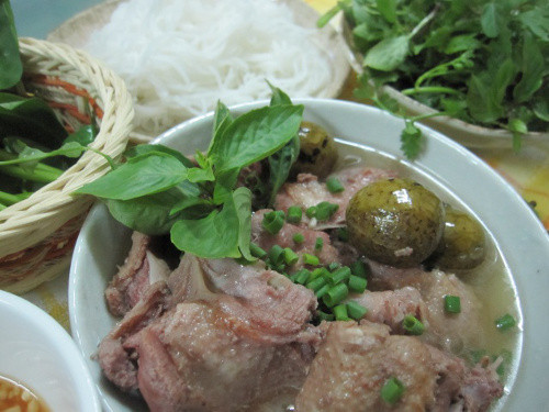 Phi thơm hành, tỏi, sả rồi cho vịt vào đảo sơ. Khi vịt hơi săn lại, đổ nước sôi vào ngập vịt. Nước sôi thì hớt sạch bọt rồi cho sấu vào. Thêm bột nêm hoặc muối cho vừa ăn. Đun nhỏ lửa và om đến khi vịt mềm. Ảnh: camnangdoisong