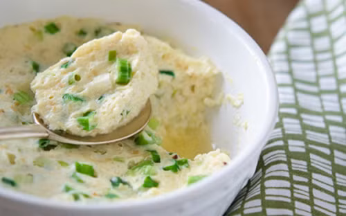 Thêm ít hành lá xắt nhỏ, tôm khô băm và mè rang lên trên. Cho hỗn hợp vào lò vi sóng, đậy nắp và quay chín. Nếu không có lò vi sóng, có thể cho bát trứng đậu vào nồi hấp. Ảnh: vcmedia