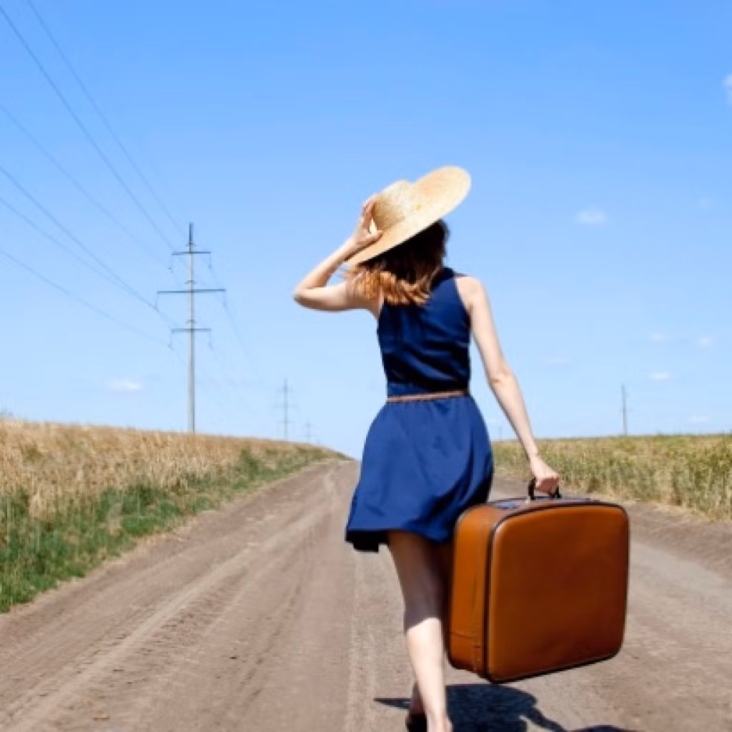 Cố gắng đi trong bóng râm. Vào những ngày râm mát, nhiều người thích phơi nắng, hòa mình với thiên nhiên. Tuy nhiên, việc này không được khuyến khích. Nguyên nhân bởi các tia gây hại không hề bị ức chế bởi mây, da bạn vẫn dễ dàng bị đốt cháy. Trong quá trình đi du lịch, bạn nên chuẩn bị một chiếc ô che nắng để ngăn cản việc tiếp xúc giữa cơ thể và ánh nắng mặt trời.