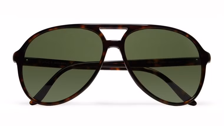 Một chiếc mũ khi đi du lịch không chỉ ngăn cản nắng gây ung thư da mà còn tăng thêm phần thời trang cho bạn nữa. Thêm vào phụ kiện kính râm để lớp kính dày cùng màu tối sẫm dễ dàng bảo vệ vùng da xung quanh mắt và võng mạc.