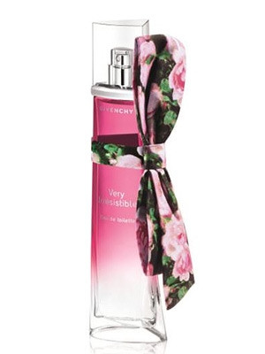 Very Irresistible Mes Envies - Givenchy. Với phiên bản giới hạn, chai nước hoa duyên dáng được trang điểm bằng một dải ruy băng hoa quấn quanh. Sang trọng và khó cưỡng, Very Irresistible Mes Envies tượng trưng cho sự ham muốn giống như tên gọi của nó.