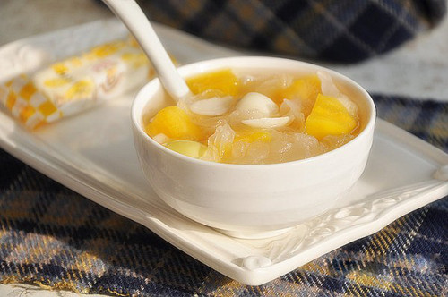 Cho hạt sen vào nấu đến khi vừa chín tới. Kế đến cho đường phèn vào nấu cùng hạt sen đến khi tan. Sau đó thêm nấm tuyết vào nấu cùng. Chè sôi khoẳng 5 -10 phút thì tắt bếp, cho vani vào, khuấy đều. Hương vị vừa ngọt vừa thanh là ấn tượng khó quên nhất của món chè. Ảnh: phununet