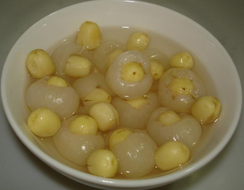 Cho vào nước lạnh đun sôi đến khi mềm bở ra. Cho thêm đường phèn vào đun thêm vài phút sao cho hạt sen hơi ngọt một chút. Múc riêng hạt sen ra. Phần nước thì trộn thêm nước dừa và đường sao cho vừa khẩu vị. Lồng hạt sen vào trong cùi nhãn cho đến hết. Khi ăn, múc 5-6 hạt sen lồng nhãn, thêm vài hạt sen trần, chan nước và cho thêm đá. Cũng có thể lồng hạt sen vào nhãn, sau đó hấp, rồi ăn cùng với nước đường phèn mát. Ảnh: mecuti