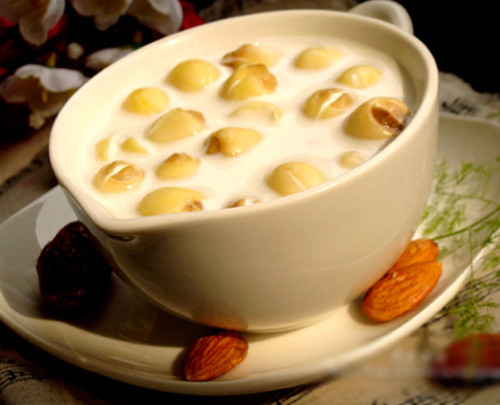 Chè sen hạnh nhân. Sự kết hợp độc đáo giữa hạt sen và hạnh nhân tạo thành một món chè độc đáo cực ngon. Hạt sen ngâm nước lạnh cho nở. Tiếp theo cho hạt sen vào nồi nước đun cho đến khi mềm. Nêm đường vào nồi theo khẩu vị. Tiếp đến, làm ấm sữa bằng lo vi sóng. Cuối cùng cho sữa ấm và bột hạnh nhân vào nấu cùng với hạt sen. Ảnh: media