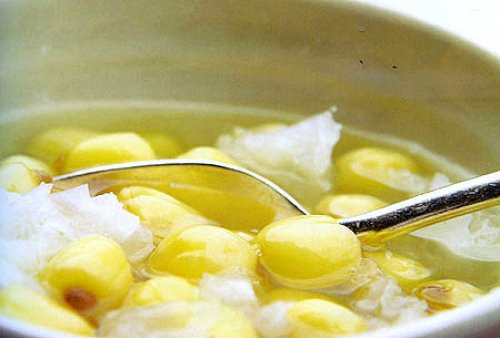 Chè hạt sen nấm tuyết. Chỉ một ít hạt sen hòa lẫn với nấm tuyết cũng đủ tạo thành một bát chè tuyệt hảo. Chè vừa ngon miệng, vừa giúp giấc ngủ sâu hơn. Hạt sen bóc bỏ vỏ, bỏ tâm sen, rửa sạch, để ráo. Nấm tuyết ngâm mềm, làm sạch rồi cắt nhỏ. Ảnh: monngonviet