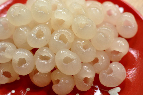 Chè hạt sen long nhãn. Đây vốn là một trong những món chè cầu kỳ ở xứ Huế. Nhãn giòn ngọt, sen bở tơi quện vào nhau tạo nên món chè thơm bùi, ngọt mát. Nhãn rửa sạch, bóc vỏ. Dùng dao nhọn để xoáy quanh núm nhãn. Khi vỏ và hạt đã rời nhau, thì dùng ngón cái ấn và đẩy lộn hạt ra ngoài. Hạt sen tươi, bóc màng, bỏ tâm. Ảnh: wordpress