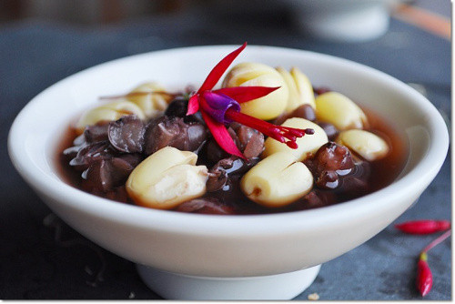 Chè đậu đỏ hạt sen là một món tráng miệng bổ dưỡng, thanh mát, giúp an thần, dễ ngủ. Sự kết hợp hài hòa giữa đậu đỏ và hạt sen tạo nen một hương vị rất riêng cho món chè. Gạo đỏ đem vo sạch, ngâm nước khoảng 15 phút. Ảnh: amthucgiadinh