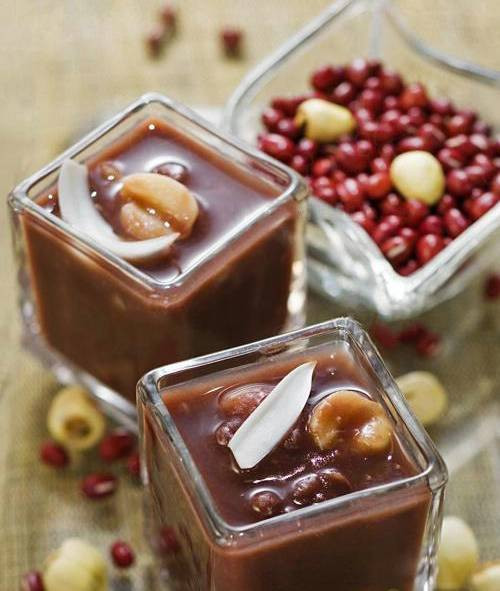 Sau đó cho gạo vào nấu cháo (không nên để gạo quá nát, cháo quá nhừ). Đậu đỏ sau khi ngâm nước khoảng 1 giờ, cho vào nấu đến khi đậu gần chín thì cho hạt sen vào. Hạt sen chín thì cho đường phèn vào. Kế đến cho cháo gạo đỏ vào nấu tiếp khoảng 10 phút nữa là được. Ảnh: vaobepnauan