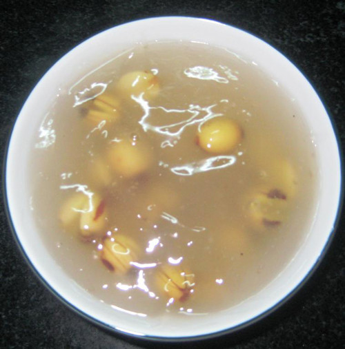 Chè bột sắn hạt sen. Bột sắn tính thanh, rất mát. Bột sắn kết hợp hạt sen tạo thành món chè giải nhiệt, giúp an thần rất tốt. Hạt sen sau khi rửa sạch cho vào ninh đến khi thật bở. Pha bột sắn với đường và một chút nước. Từ từ rót bột sắn vào nồi sen. Vừa đổ vừa quấy đến khi nước sánh lại là được. Ảnh: vaobepnauan