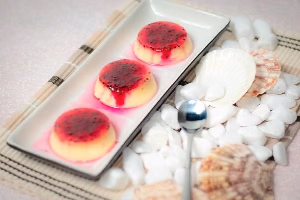 Một sự kết hợp độc đáo và thú vị giữa bánh flan với trái thanh long ngọt mát. Biến tấu độc đáo này không chỉ có mùi vị thơm beo béo của trứng và sữa mà còn có mùi vị thanh mát của thanh long, khiến bạn cứ muốn ăn mãi không thôi. (Ảnh:bepgiadinh.com)