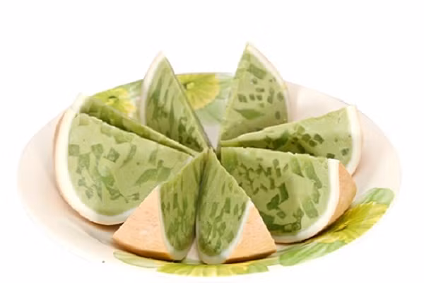  Bánh flan dừa thạch lá dứa là sự kết hợp hoàn hảo của trứng, đường, sữa mang lại vị ngọt thanh tao, thơm mát cộng với hương thơm dịu nhẹ thoang thoảng của lá dứa. Hơn nữa, màu xanh lá dứa nổi lên giữa màu trắng của thạch dừa bắt mắt, lôi cuốn người thưởng thức. (Ảnh: webtretho.com)