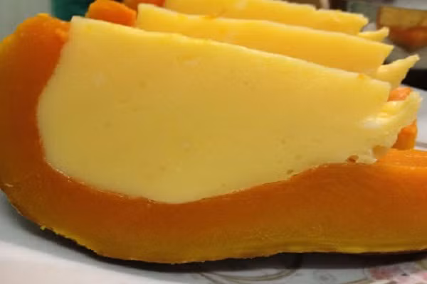Bánh flan bí đỏ. Một biến tấu của bánh flan nữa là bánh flan bí đỏ. Hương thơm phảng phất của sữa, vị beo béo của trứng và mát ngọt của bí đỏ luôn luôn thu hút phần đông giới trẻ. Bên cạnh đó, vì có chứa nhiều magie, phốt pho, sắt, đồng... cho nên món này cũng rất tốt cho sức khỏe của bạn. (Ảnh:quananvatngon.blogspot.com)