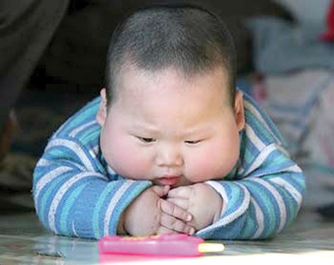 Akshay Mandavia – bác sĩ nhi khoa tại Bệnh viện Nhi Gujarat cho biết: “Việc tích lũy mỡ bất thường trong cơ thể các cháu khiến chúng không thể thở được. Đây có thể là do hội chứng Prader-Willi gây ra. Tuy nhiên, chúng tôi chỉ có thể đưa ra phương pháp điều trị đúng đắn sau khi có sự chẩn đoán chính xác tại các bệnh viện lớn”.