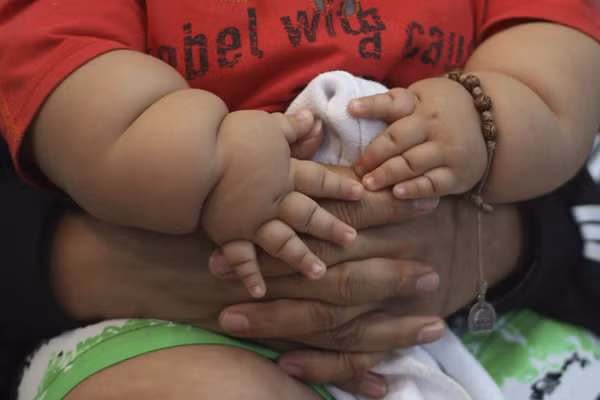 Bi dat cha phai ban than dieu tri beo phi cho con-Hinh-2