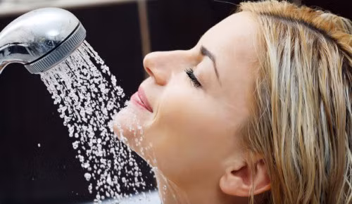 Tắm trong thời gian vừa phải. Tắm quá lâu có thể khiến làn da bị mất nước. Thêm vào đó, nước cũng có xu hướng loại bỏ tất cả chất dầu trên da. Do đó, tắm quá lâu dẫn đến da bị khô. Tốt nhất không nên tắm quá 15 phút.