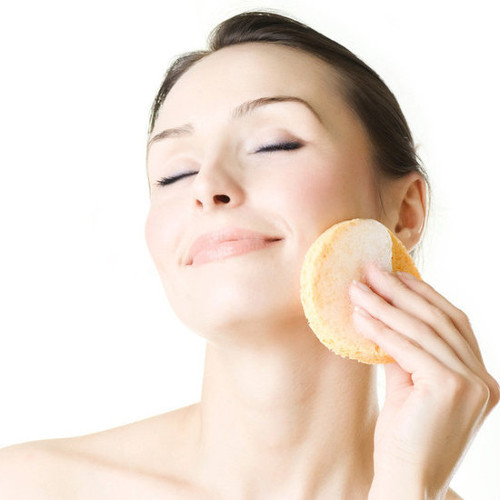 Tẩy tế bào chết. Đây là một trong những mẹo làm đẹp trước khi tắm. Tẩy tế bào chết trước khi tắm thực sự hiệu quả hơn khi tẩy trong quá trình tắm hay vào một thời gian khác.