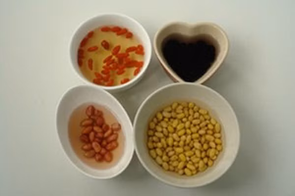 Đậu nành, đậu đen, đậu phộng, kỷ tử ngâm nước qua đêm. Gelatin ngâm trong nước lạnh khoảng 15 phút cho mềm trước khi chế biến. (Ảnh:tapchimonngon.com)