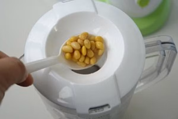 Đầu tiên bạn cho lần lượt đậu đen, đậu nành, đậu phộng và kỷ tử vào máy xay sinh tố. Thêm khoảng 500ml nước rồi đậy nắp và xay nhuyễn. (Ảnh:tapchimonngon.com)