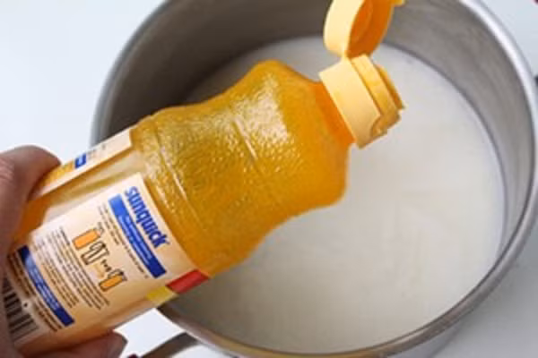 Cuối cùng thêm gelatine và loại nước trái cây tùy theo sở thích vào, khuấy tan đều rồi tắt bếp. Cho ra ly hay khuôn tùy thích rồi xếp xoài, dâu tây hay cam lên trên và thạch vào theo từng lớp, từng lớp để nguội rồi cất trong ngăn mát tủ lạnh khoảng 2 giờ là có thể dùng được. (Ảnh:tapchimonngon.com)