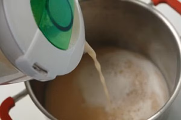  Tiếp theo bạn đổ vào một nồi cỡ vừa, thêm nước nếu cần thiết.(Ảnh:tapchimonngon.com) 