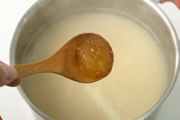 Đợi đến khi nguội bớt thì bạn cho một muỗng lớn mật ong vào, khuấy đều. (Ảnh:tapchimonngon.com)