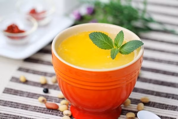  Thạch trái cây là món ăn được nhiều người yêu thích vào những ngày nắng nóng, bởi món ăn này vừa mát lại vừa mềm, rất dễ ăn với cả trẻ nhỏ. Bạn hãy vào bếp và trổ tài làm món thạch rau câu trái cây kết hợp cùng các loại hạt đậu để cả nhà cùng thưởng thức nhé.(Ảnh:tapchimonngon.com)