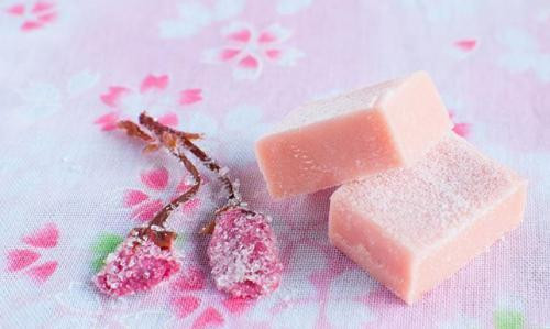 Rửa sạch và để ráo nước. Rắc một lượng muối thích hợp và để qua đêm. Sáng hôm sau, vắt khô phần nước muối và thêm vào một lượng dấm bạch mai vừa phải, ngâm trong 3 ngày. Sau đó mở nắp và phơi nắng thêm 3 ngày cho đến khi hoa anh đào chuyển sang màu tươi hơn là được. Ảnh: hocban