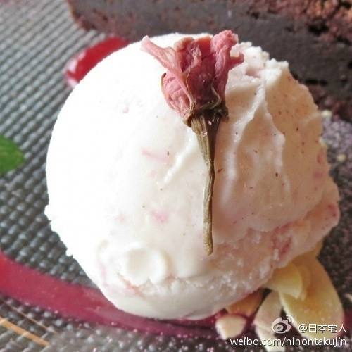 Kem hoa anh đào. Mỗi mùa hoa anh đào nở, các tiệm café, bánh ngọt ở Nhật lại cho ra đời món kem vị hoa anh đào. Kem có màu sắc từ hoa anh đào tự nhiên. Cùng với đó là mùi thơm độc đáo của hoa anh đào. Để tăng thêm phần ấn tượng, nhiều cửa hàng còn bỏ thêm một bông hoa anh đào muối lên trên cùng. Ảnh: hikariacademy