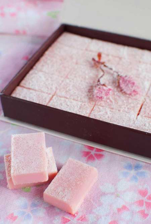 Socola hoa anh đào. Socola tươi nama là loại socola được làm thủ công nổi tiếng ở Nhật Bản. Nguyên liệu chính để làm nên món socola dễ thương này là socola trắng và hoa anh đào. Những viên socola nhỏ nhắn có mùi hương tự nhiên của hoa anh đào, vị béo của socola, ngọt nhưng không ngán. Ảnh: nhaviethotel