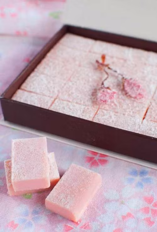 Socola hoa anh đào. Socola tươi nama là loại socola được làm thủ công nổi tiếng ở Nhật Bản. Nguyên liệu chính để làm nên món socola dễ thương này là socola trắng và hoa anh đào. Những viên socola nhỏ nhắn có mùi hương tự nhiên của hoa anh đào, vị béo của socola, ngọt nhưng không ngán. Ảnh: nhaviethotel