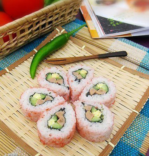 Sushi hoa anh đào. Sushi hoa anh đào bắt mắt với cách trang trí như một bức tranh nghệ thuật. Người Nhật thường ăn món này vào mùa xuân khi những cánh anh đào bắt đầu nở rộ. Sushi hoa anh đào được cuộn cùng hải sản như cá ngừ, trứng cá, sò điệp. Sushi này thường có màu hồng đặc trưng của cánh anh đào. Ảnh: nhaviethotel