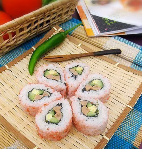 Sushi hoa anh đào. Sushi hoa anh đào bắt mắt với cách trang trí như một bức tranh nghệ thuật. Người Nhật thường ăn món này vào mùa xuân khi những cánh anh đào bắt đầu nở rộ. Sushi hoa anh đào được cuộn cùng hải sản như cá ngừ, trứng cá, sò điệp. Sushi này thường có màu hồng đặc trưng của cánh anh đào. Ảnh: nhaviethotel