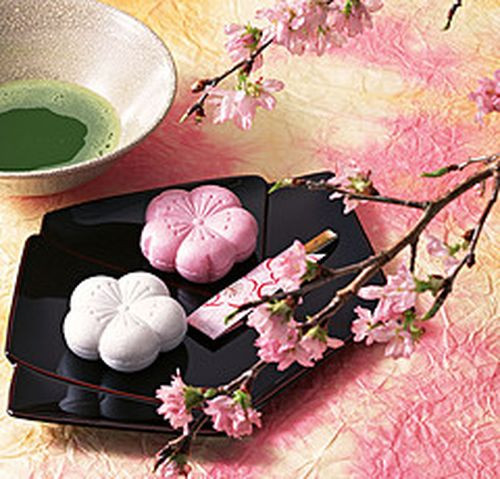 Bánh hoa anh đào. Đây là một loại bánh đặc biệt tại một cửa hàng ở Tokyo, Nhật Bản mỗi mùa hoa anh đào về. Các loại bánh làm từ hoa anh đào khá dễ ăn. Bánh có nhiều cách chế biến khác nhau tùy theo từng nguyên liệu kết hợp với hoa. Tuy nhiên bánh nào cũng có mùi anh đào thoang thoảng. Những loại bánh này có hạn sử dụng lâu, kích thước bánh nhỏ, trang trí bắt mắt thích hợp để làm quà tặng. Ảnh: hoaanhdao