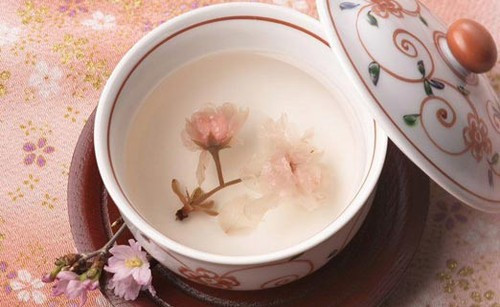 Trà hoa anh đào. Đây là một loại trà truyền thống ở Nhật Bản. Uống trà là một nghệ thuật của người Nhật. Do vậy những bông hoa dùng trong trà anh đào thường được tuyển chọn kỹ nhất, ướp muối và chỉ bảo quản trong khoảng 2 tháng. Ảnh: sotaydulich